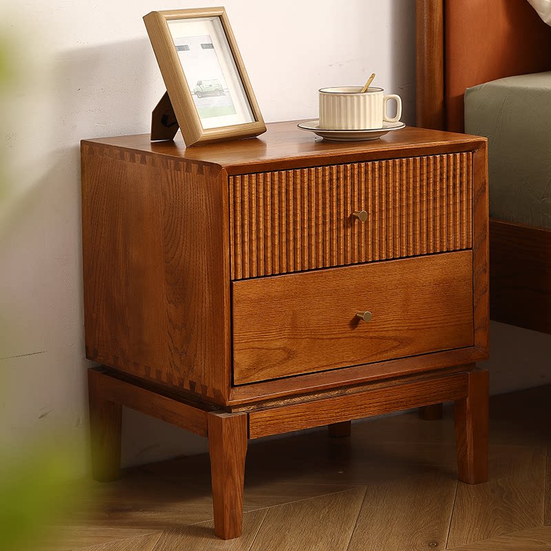 Solid Wood Nightstand 2 Drawers - طاولات جانبية خشبية عتيقة الطراز، أثاث