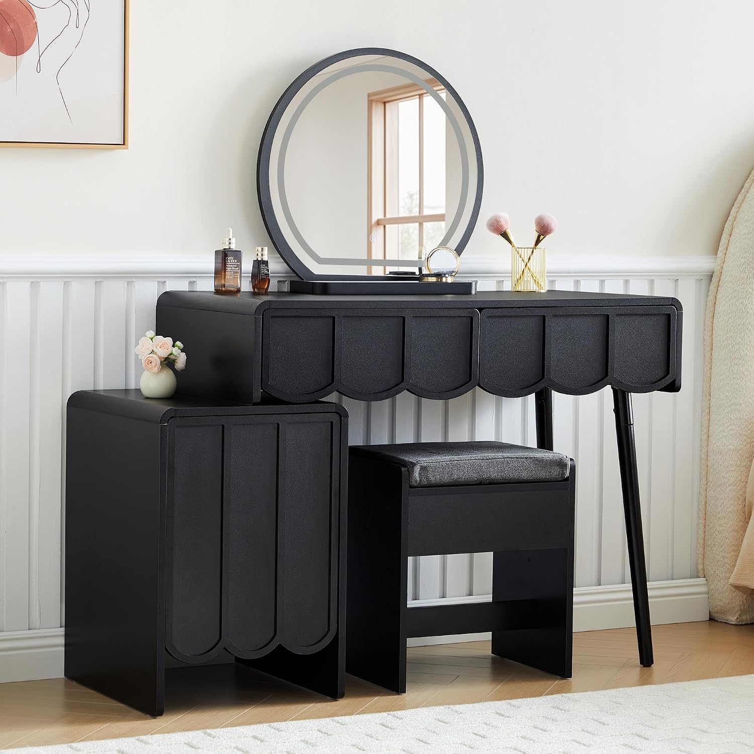 Dressing Table Vanity With Lighted Mirror - طاولة زينة مع مرآة وإضاءة، طاولة