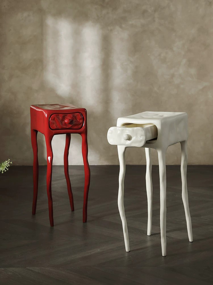 Tables - طاولة جانبية بتصميم أوروبي من منتصف