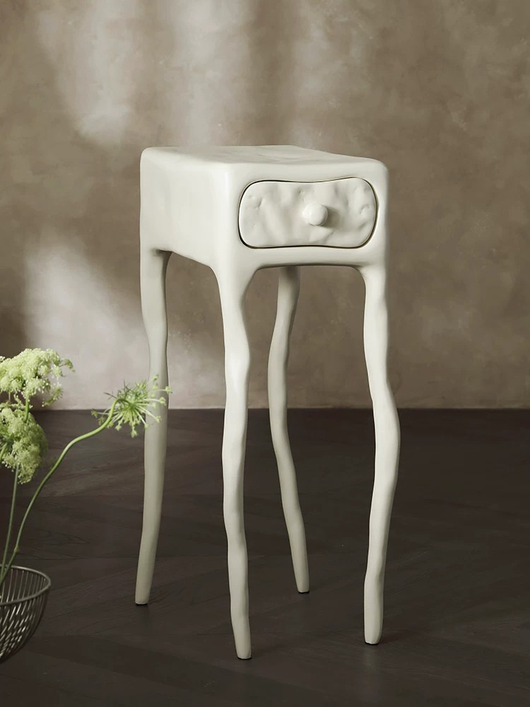 طاولة جانبية بتصميم أوروبي من  - مراجعة Tables وسعره