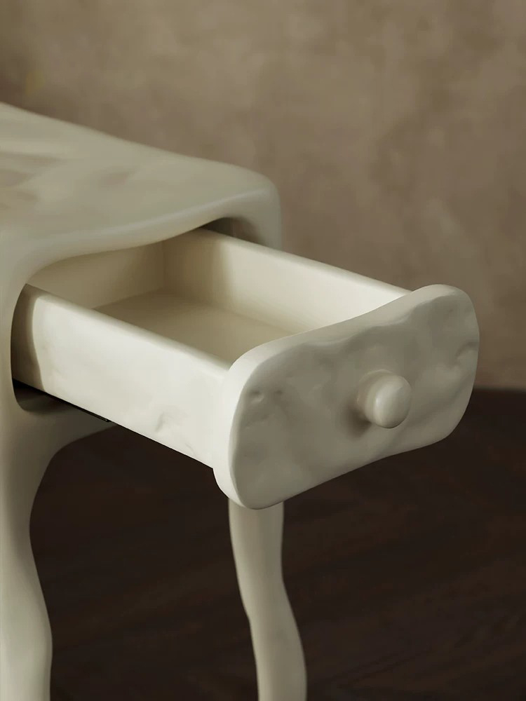 طاولة جانبية بتصميم أوروبي من  - مراجعة Tables وسعره